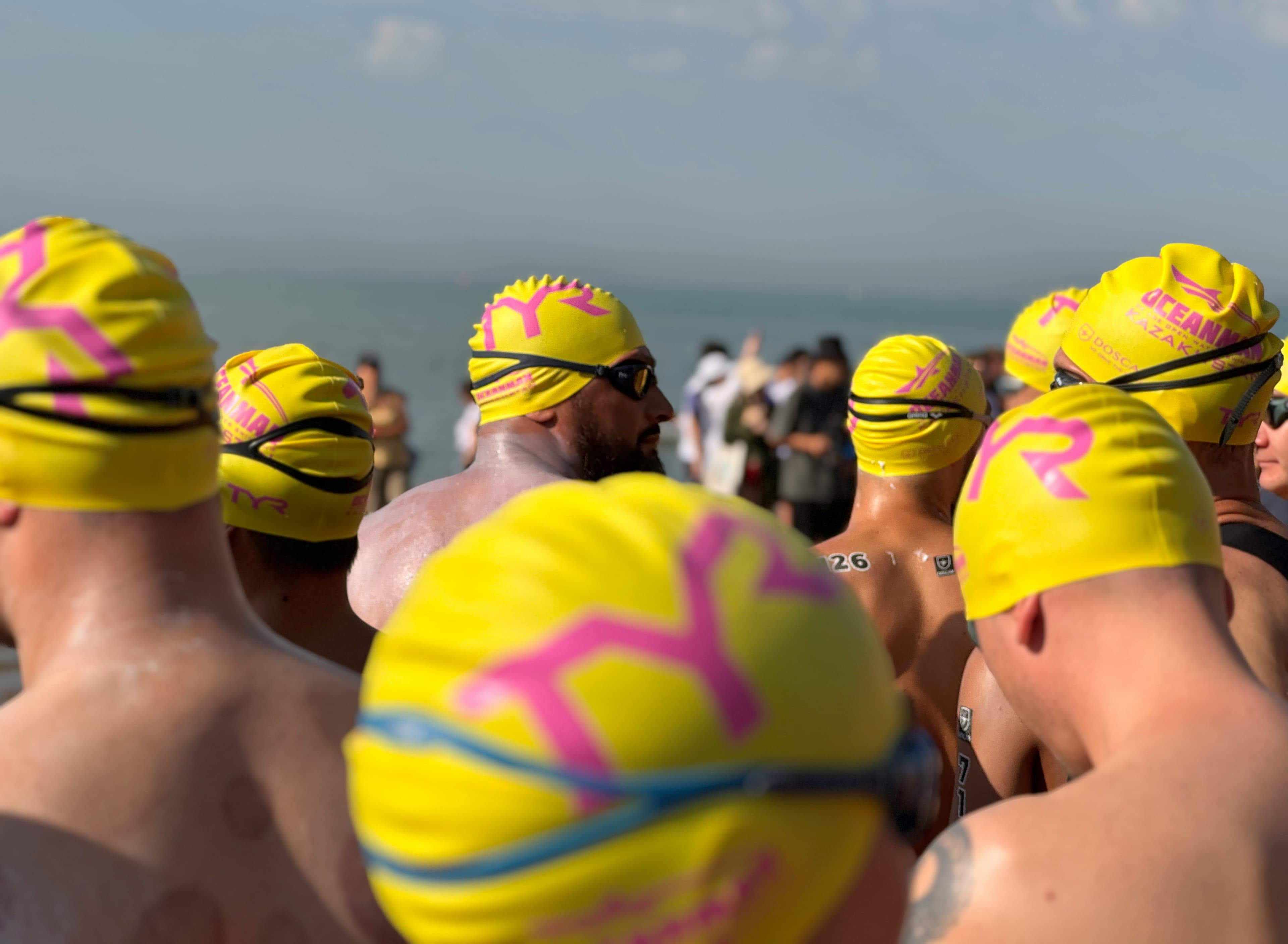 Calendario de Aguas Abiertas 2026 ~ Todas las Travesías a Nado en España Deportistas lanzándose al agua al inicio de una travesía