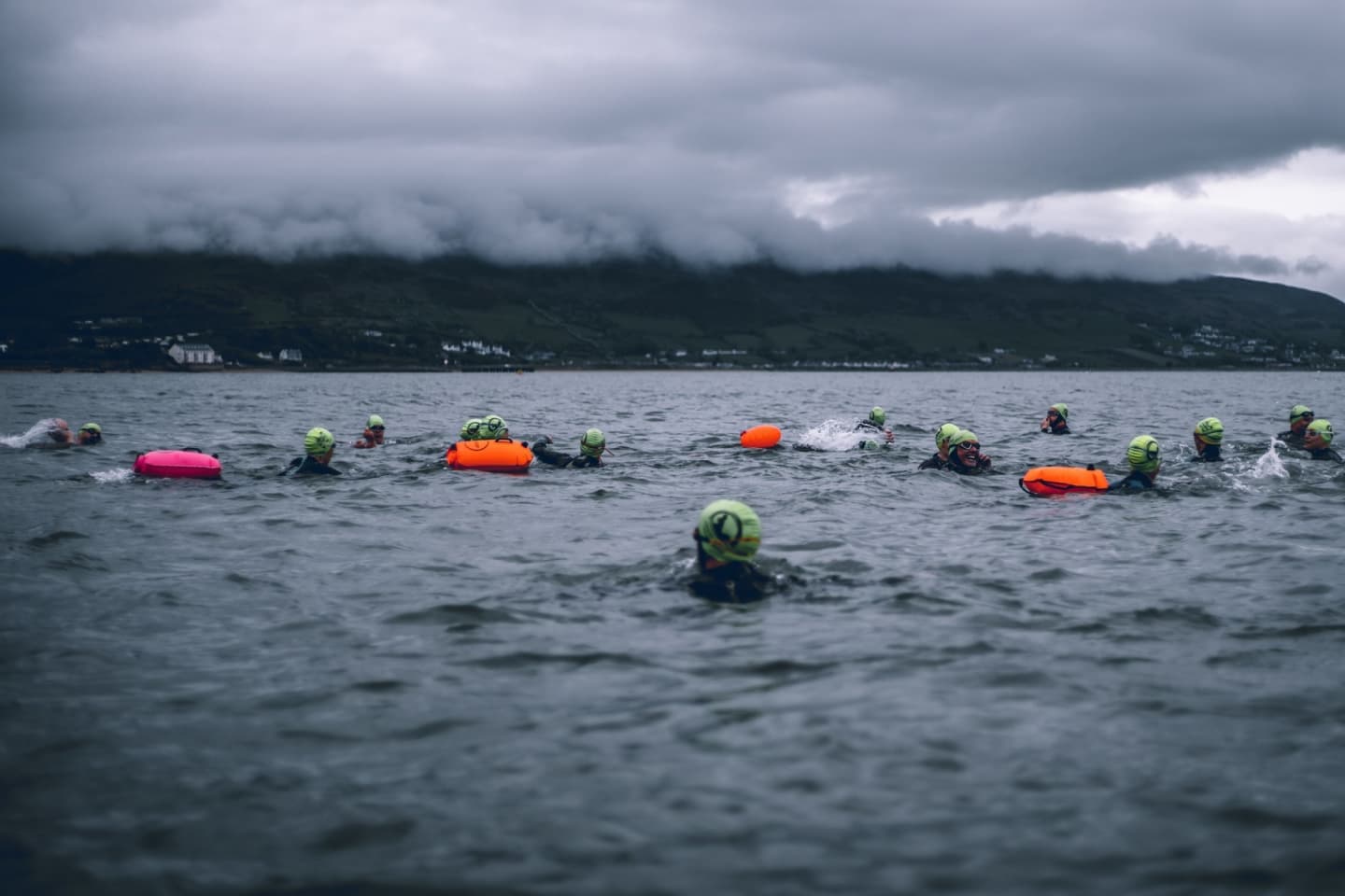 Calendario de Aguas Abiertas 2025 ~ Todas las Travesías a Nado en España Espuma de una ola de mar desde arriba